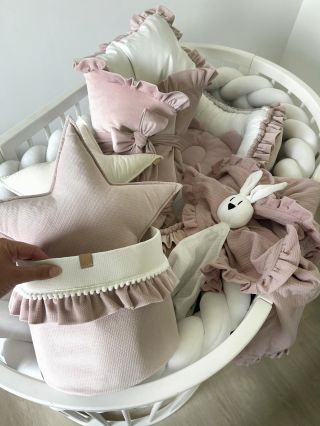 to světlo s velvetem často dělá velký věci, posuďte sami👉🏻 Pudrový odstín velvetu V6, s mušelínem 1MS, doplněno o bílou...