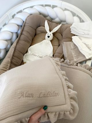 Alanek už má svou výbavičku taky ušitou🤍 Zateplená deka s volánem, pleny 70x70cm, muchláček - vše kombinace mušelínu...