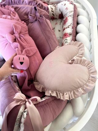 Violka už má svou výbavičku taky ušitou💞 Za tepla jsem vám ji stihla vyfotit, než ji holky zabalí a pošlou mamince Violky....