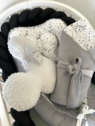 Každé přání je předem vyslyšeno🤍 Mantinel z černé bavlny, hnízdečko a zavinovačka z šedého manšestru a autorské látky P32....