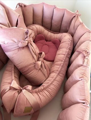 Pudrovou od hlavy až k patě?💞 splníme cokoliv, co si jen budete přát🫶 Mantinel harmonika, péřová zavinovačka, hnízdečko a...