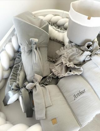 Pro Arthurka šedobílá kombinace🤍 V hlavní roli velvet, mušelín a bavlna. Vše je zakázková výroba na míru, kterou si můžete...