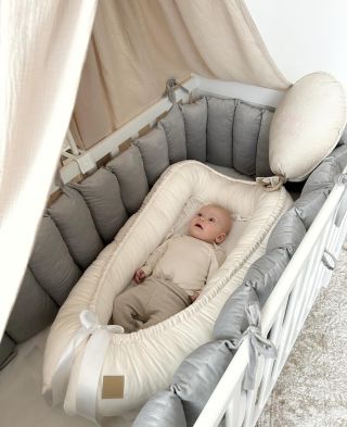 Malé Adélky království👸 Jeden z oblíbených mantinelů harmonika, který šijeme na míru do každé postýlky. A hnízdečko, které...